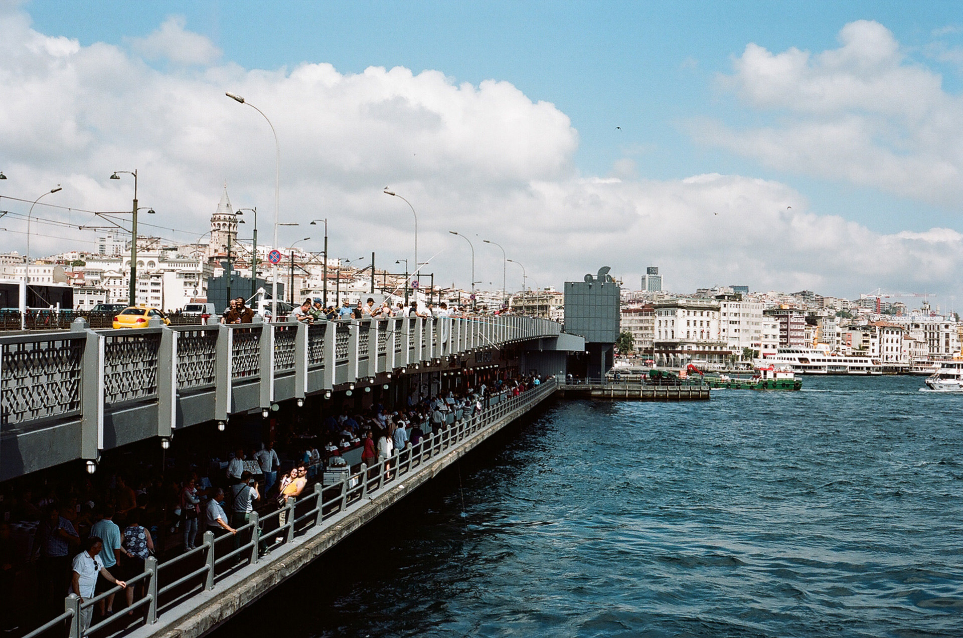 Brücke am Bosporus voller Menschen (Foto: Christian Werner)