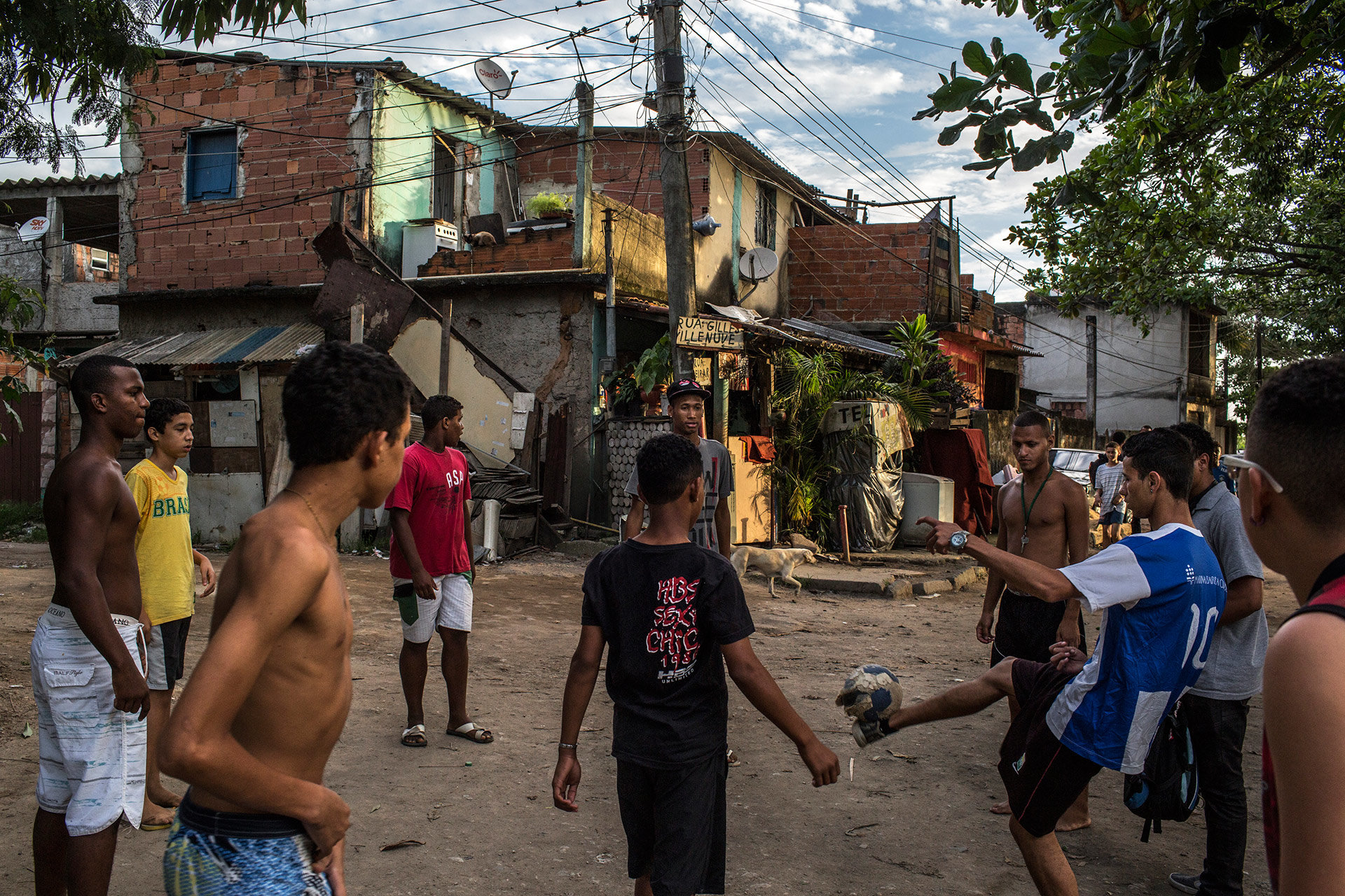 Straßenfußball in eine Favela in Rio de Janeiro, die für die Olympischen Spiele abgerissen worden ist (Foto: MAURICIO LIMA/NYT/Redux/laif)
