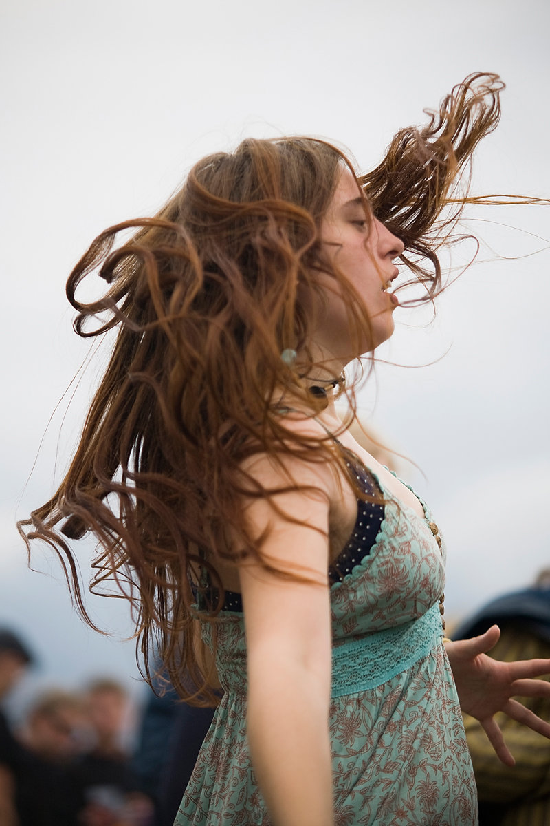 Tanzende Festivalbesucherin mit wehendem Haar