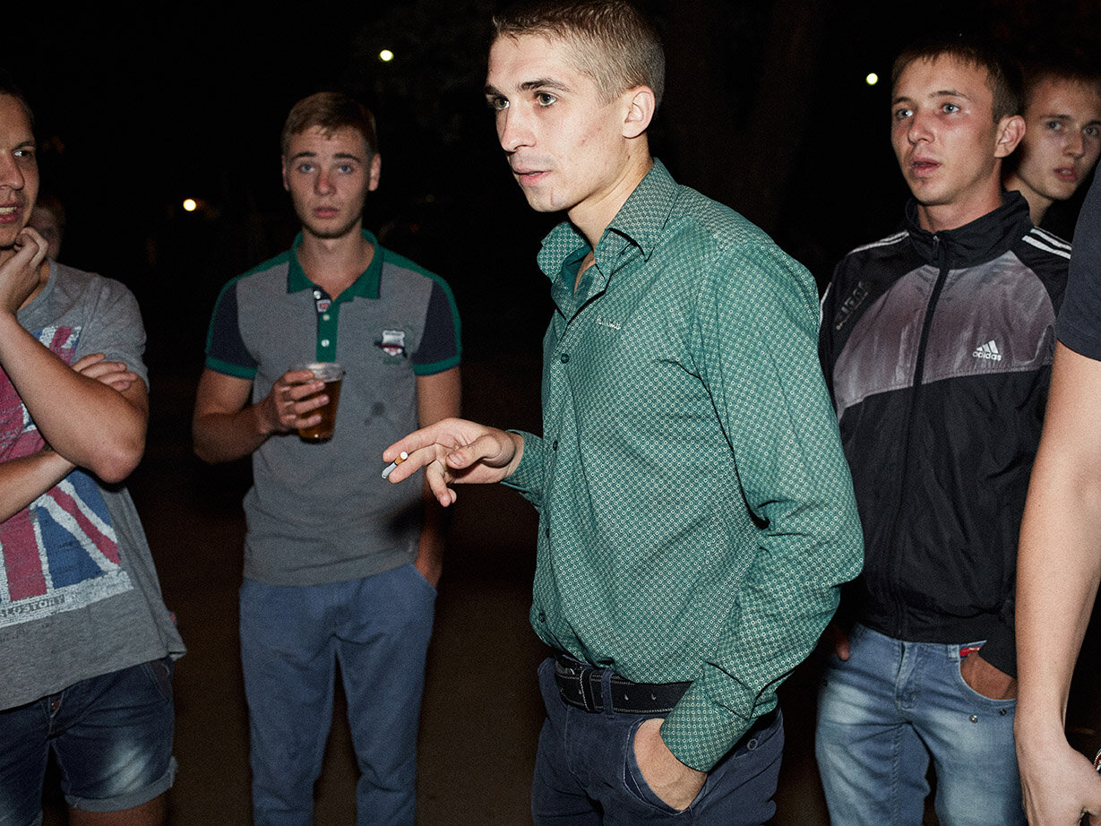 Ein junger Bergarbeiter und seine Freunde in Pokrowsk