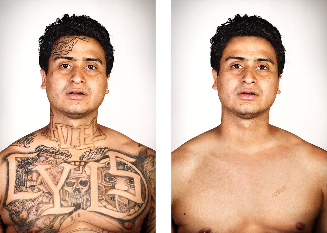Links: eine stark tätowierter Mann, rechts: derselbe Mann ohne Tattoos 