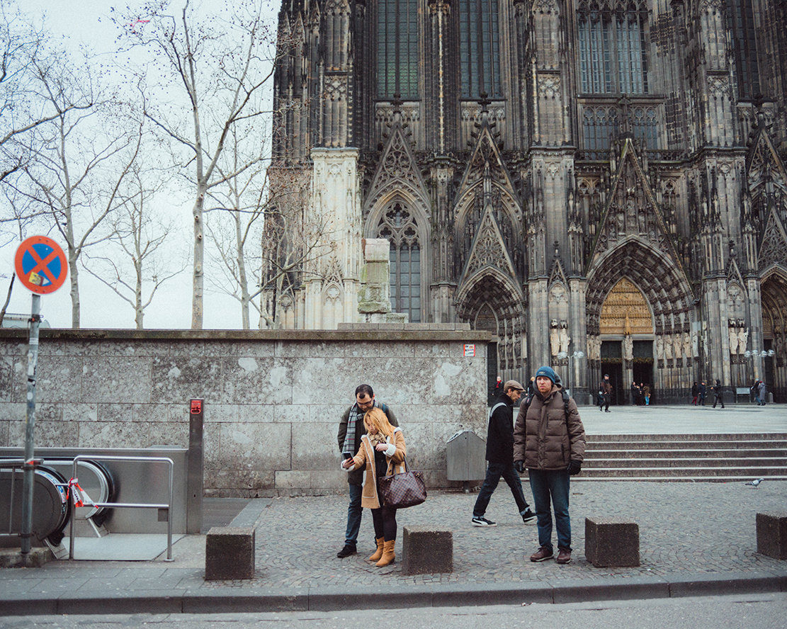 Aziz mit seiner Frau Lama vor dem Kölner Dom (Foto: Christian Protte)