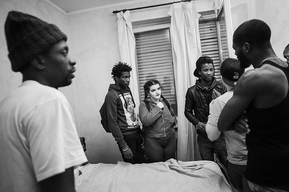 Die Bewohner der Flüchtlingsunterkunft Colibri mit Freunden