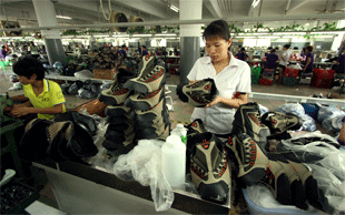 Schlechte Arbeitsbedingungen in einer chinesischen Schuhfabrik | © picture-alliance/Newscom (Foto: picture-alliance/Newscom)