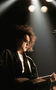 Der charismatische Sänger Robert Smith von der Band ''The Cure'' | © picture-alliance/dpa (Foto: picture-alliance/dpa)