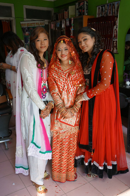 Zwei Stunden im Beautysalon und das strahlend schöne Ergebnis: Braut Maya, die einen Sari in den traditionellen Hochzeitsfarben Rot und Gold trägt (Foto: Simone Utler)