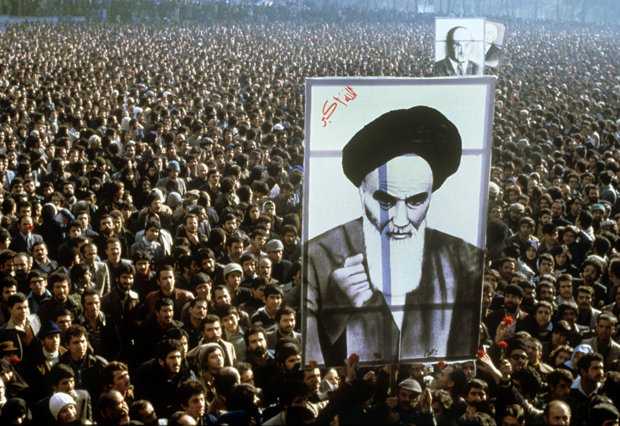 Demonstranten in Teheran fordern die Rückkehr Ayatollah Khomeinis aus dem Exil (Foto: picture alliance)