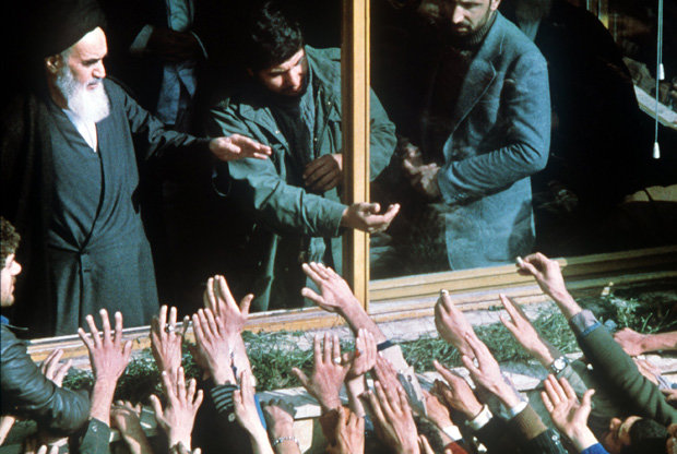 Dem iranischen Revolutionsführer Ayatollah Ruhollah Khomeini wird am 1. Februar 1979 in Teheran nach seiner Rückkehr aus 15jährigem Exil in Frankreich von seinen Anhängern ein triumphaler Empfang bereitet (Foto: picture alliance)
