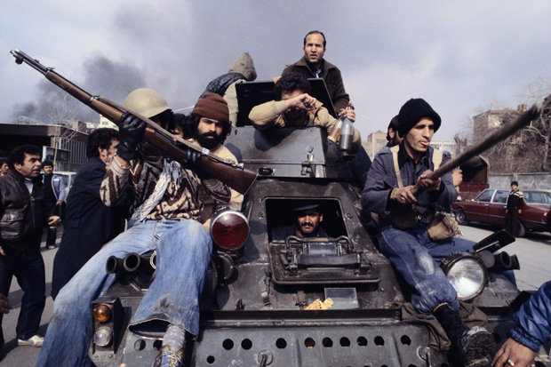 Februar 1979: Nach Khomeinis Rückkehr fahren seine Unterstützer auf einem Panzer durch Teheran (Foto: corbis)
