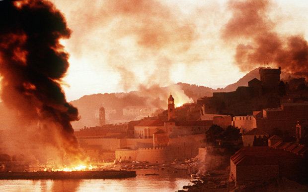 Dubrovnik brennt: Die Stadt im Süden Kroatiens war von Herbst 1991 bis Frühjahr 1992 schwer umkämpft (Foto: picture-alliance)