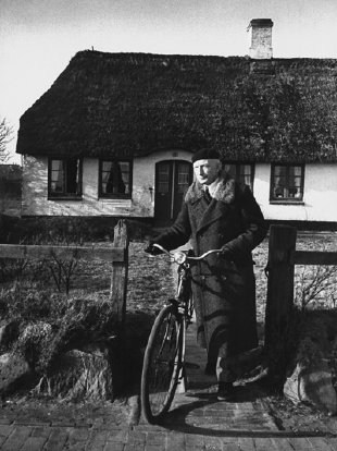 SS-General in Reetdachidylle: Heinz Reinefarth vor seinem Haus auf Sylt (Foto: Bundesarchiv)