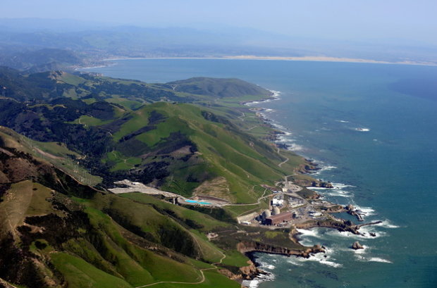 Schmiegt sich malerisch an die raue Pazifikküste: Das Diablo Canyon Power Plant (Foto: picture alliance)