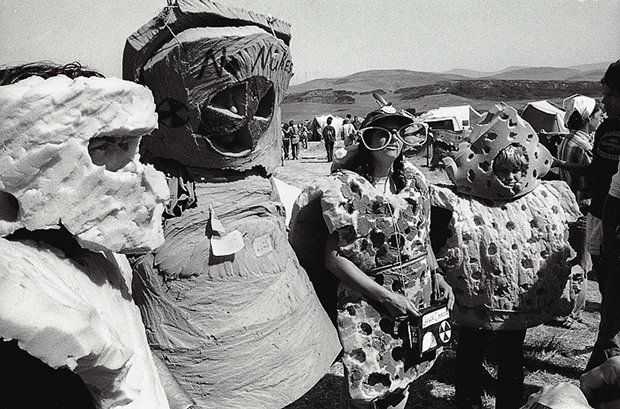 Demonstranten, verkleidet als atomverseuchtes Essen: Schon vor über 25 Jahren wurde gegen das AKW protestiert (Foto: Thom Halls)