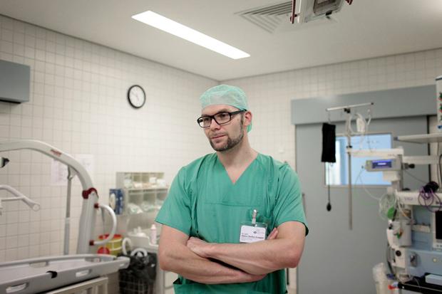 Als er in der Vorlesung hörte, dass sich aus Zehen Hände wiederherstellen lassen, wusste Simon Kuepper, dass er plastischer Chirurg werden will (Foto: Paulus Ponizak)