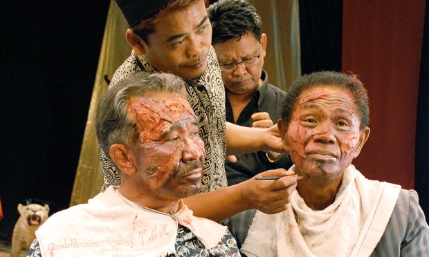Neue Zugänge: In „The Act of Killing“ arbeitet Regisseur Joshua Oppenheimer die Massaker in Indonesien in den 60er-Jahren auf, indem er sie von den früheren Mördern nachspielen lässt. Das Ergebnis ist aufklärerisch – und verstörend (Foto: picture-alliance)