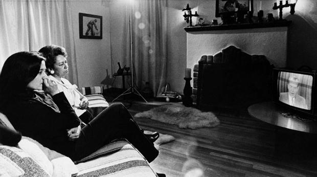Kriegsschauplatz Couch: Die Mutter und die Schwester des Kriegsgefangenen Soledad Alvarez verfolgen eine Ansprache von US-Präsident Nixon zum Vietnamkrieg (Foto: picture-alliance / akg-images)