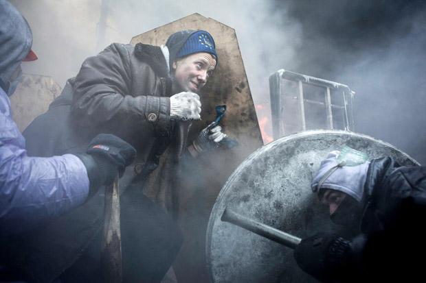 Auf dem Maidan in Kiew schützen sich Demonstranten mit selbst gebastelten Schildern gegen das hochgerüstete Militär (Foto: Florian Bachmeier)
