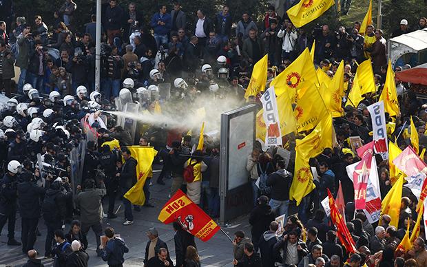 In aller Schärfe: Im November 2013 ging die Polizei mit Pfefferspray gegen eine Demonstration der türkischen Lehrergewerkschaft auf dem Kizilay-Platz in der Hauptstadt Ankara vor  (Foto: Cem Oksuz/AA/ABACAPRESS.COM/dpa)