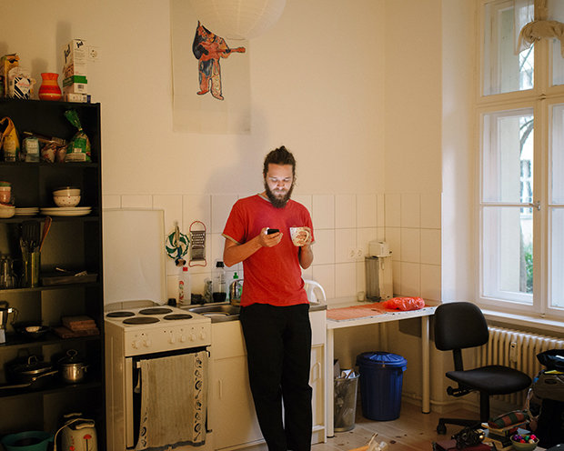 Tinder kann ihn mal gerne haben: Im Kaufhaus der Bekanntschaften ist Arne die Lust schnell vergangen (Foto: Jörg Brüggemann/Ostkreuz)