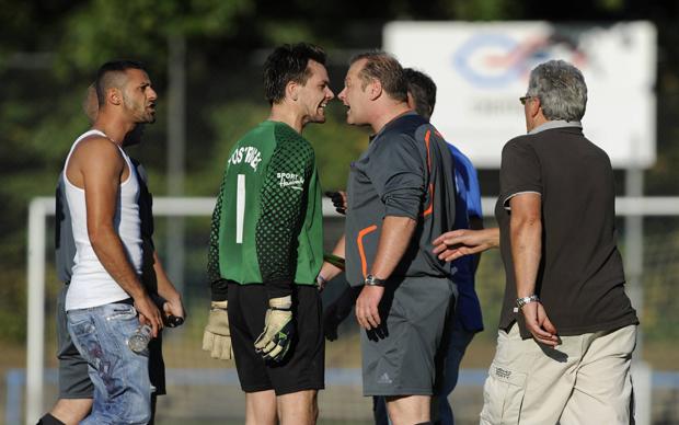 Kein Mon Schiri: Mit den Referees wird wenig liebevoll umgegangen (Foto: dpa / picture-alliance)