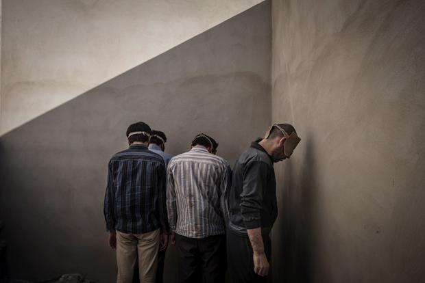 „Die Menschen dort werden geschlagen, getreten, vergewaltigt. Es finden Aufhängungen an Armen und Beinen statt, Scheinhinrichtungen werden durchgeführt“ ( Foto: Sergey Ponomarev/Laif)