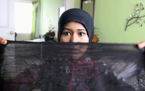 Heraa Hashmi lüftet den Schleier. Aber nur den, der ihrer Meinung nach in den westlichen Ländern über dem Alltagsleben der Muslime liegt (Foto: © hijabdevie/youtube)
