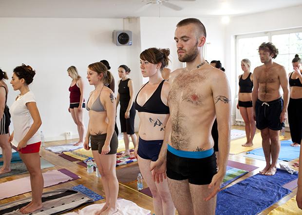 Tattoos sind in der Mitte der Gesellschaft angekommen. Genau wie Yoga (Foto: Jörg Brüggemann/Ostkreuz)