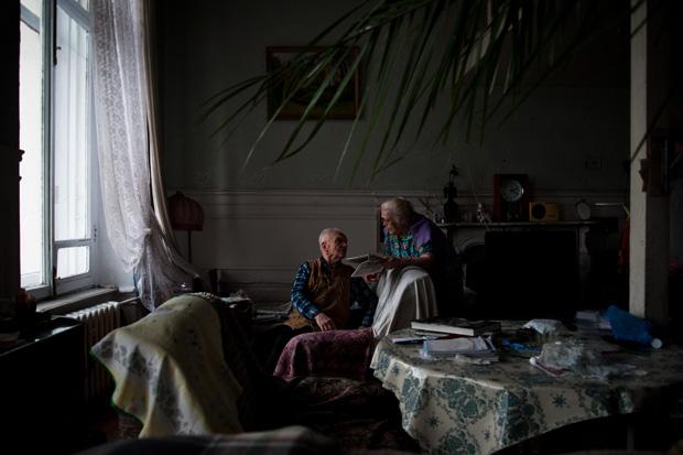 Der Geologe Nikolay ist 90 Jahre alt, seine Frau Antonina 88 Jahre. Zusammen bewohnen sie ihr Zimmer in dieser Kommunalka in St. Petersburg seit 1948