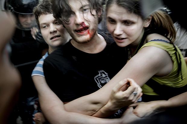 Seit dem Sommer 2013 gibt es in Russland ein Gesetz, das positive Äußerungen über Homosexualität in Medien oder in Anwesenheit von Minderjährigen unter Strafe stellt. Bei Demos dagegen kommt es immer wieder zu Prügelszenen