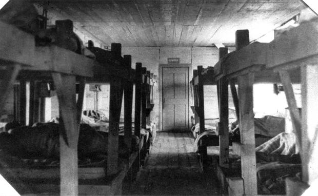 Eine der Baracken, in denen die Häftlinge unter unwürdigen Bedingungen untergebracht waren