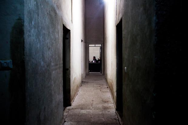 Ein Gefängniswärter im Untergeschoss des Gerichtsgebäudes von Aleppo (Foto: Redux/laif)