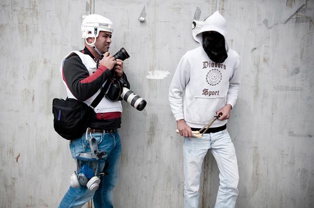 Pressefotograf und Straßenkämpfer – mancherorts ein eingespieltes Team  (Foto: Ruben Salvadori)