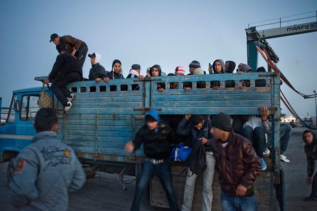 Auf dem Weg zur tunesischen Küste: Für ein Fahruzeug mit 15-20 Flüchtlingen zahlen die Schleuser an Militärstützpunkten etwa 100 Dollar Schmiergeld. 