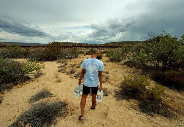 Ein Mitglied der „Border Angels“ ist unterwegs, um Wasserkanister zu deponieren