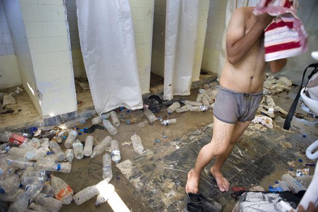 Unhygienische Zustände: Dusche für Flüchtlinge in Mytilini auf der Insel Lesbos, Juli 2015 (Foto: Hollandse Hoogte/laif)