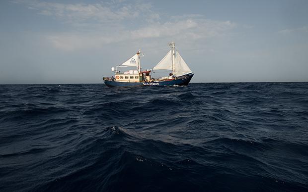 Eine Art schwimmende Notrufsäule. Die MS Sea Watch kreuzt im Mittelmeer, um in Seenot geratenen Flüchtlingen Erste Hilfe zu leisten