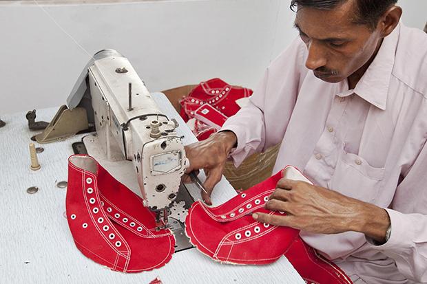 Sozialer Schuh: Produktion der Karma Chakhs in Pakistan (Foto: Kathrin Harms/laif)