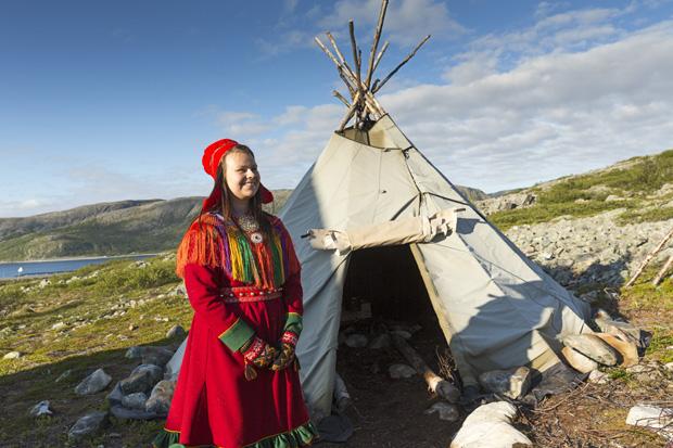 Geht gar nicht: Die Sámi sehen es nicht gern, dass Souvenirshops ihre Trachten verkaufen (Foto: Gerald Haene/laif)