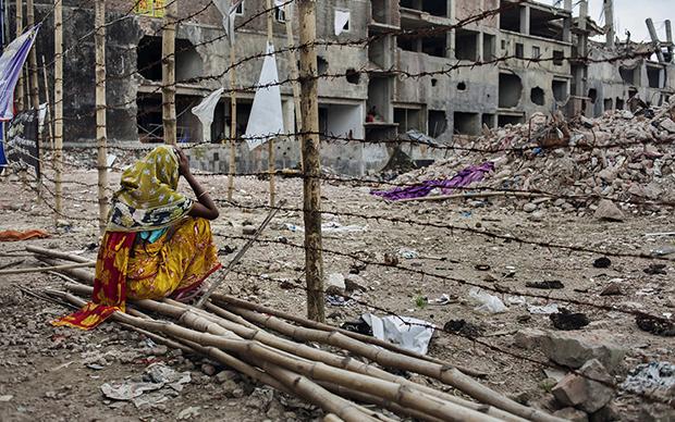 Drei Monate nach dem Unglück wartet eine Mutter immer noch darauf, dass ihre Tochter aus den Trümmern geborgen wird (Foto: Taslima Akhter)