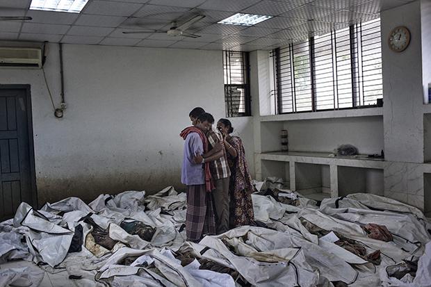Zwölf Tage später: Diese Eltern haben soeben die Leiche ihrer Tochter entdeckt (Foto: Taslima Akhter)