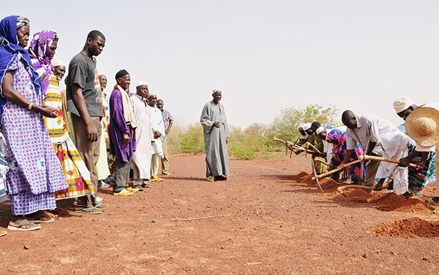 So wird's gemacht: Bei Yacoubo lernen andere Landwirte, wie man Zaï praktiziert (Foto: Andrea Jeska)