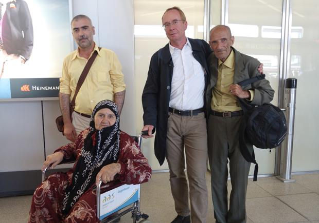 Nach viel Bürokratie am Ende doch auch eine ganze Menge Gefühl: Martin Keune holt zusammen mit Cheredin dessen Eltern am Flughafen ab (Foto: privat)