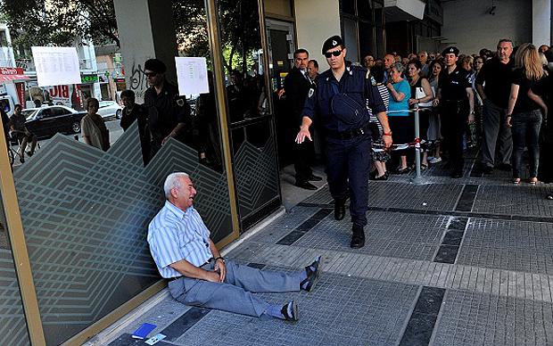 Es sind eher seltene Momente, in denen die Krise plötzlich so deutlich sichtbar wird: Ein weinender Rentner, der kein Geld mehr von seiner Bank bekommt  (Foto: Sakis Mitrolidis/Getty Images)