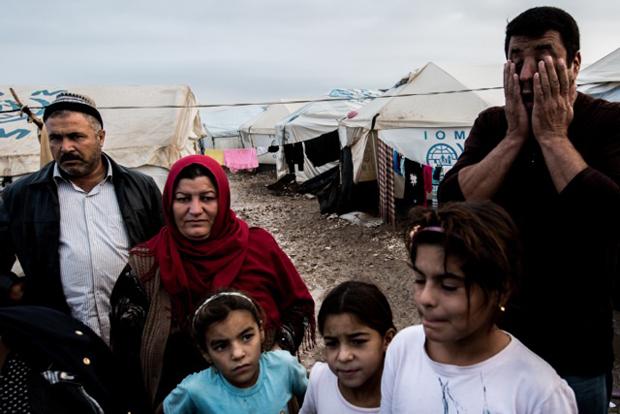 Die Verzweiflung wird kaum noch kaschiert – von Mohammad Al-Juburi (rechts) und seiner Familie (Foto: Sebastian Backhaus)