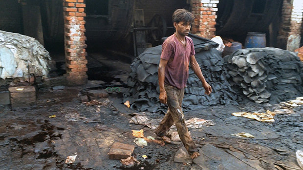 Die wirkliche Sauerei sieht man nicht. Weil beim Gerben von Leder, wie hier in Nordindien, so viele Schadstoffe ins Wasser gelangen, häufen sich die Fälle von Gelbsucht, Haut- und Leberkrankheiten dramatisch.