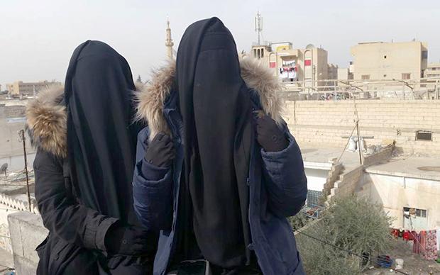 Der Fotobeweis: Ist ganz nice hier bei Daesh. Mit Bildern wie diesem werben junge Frauen, die sich der Terrororganisation angeschlossen haben, im Netz um andere junge Frauen. (Foto: via Twitter: @UmmAnwar/@yallahAlJannahh)