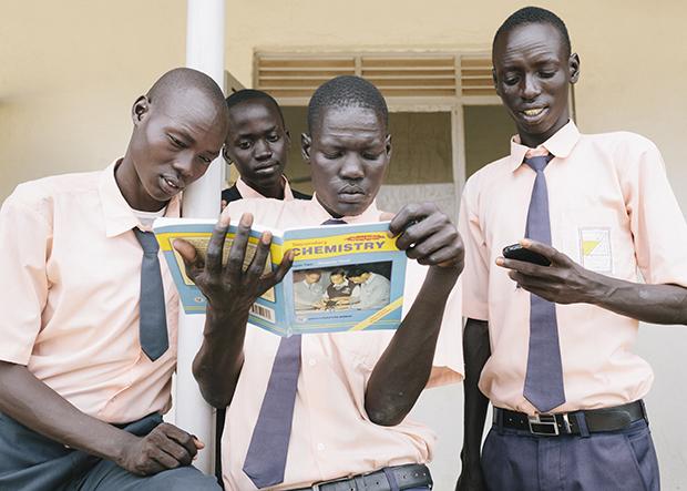 Der Südsudan schneidet im HDI-Ranking mit Platz 169 eher schlecht ab. Etwa jeder vierte Erwachsene dort kann nicht lesen. Diese Schüler der Juba Technical High School aber offensichtlich schon. (Foto: Espen Eichhöfer/OSTKREUZ)