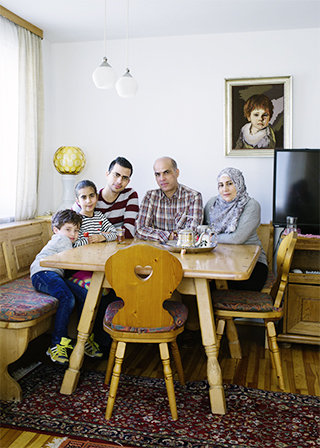 Mia san mia: Die Familie aus Syrien hat sich sogar bayrisch eingerichtet (Foto: Sima  Dehgani)
