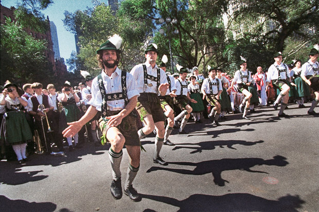 Juchuchuu: Noch immer findet jahrlich in New York eine Parade mit deutscher Folklore statt (Foto: Gerald Herbert/NY Daily News Archive via Getty Images)