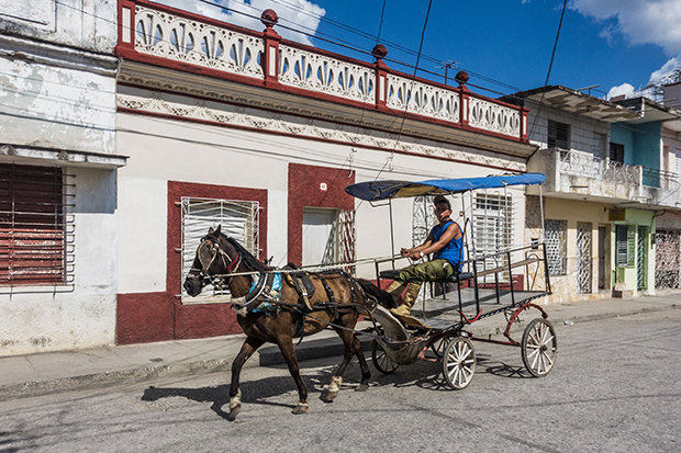 Altmodische Kutschen sieht man öfter auf den Straßen Kubas, so wie hier in Sancti Spíritus: „Das ist die einfachste und schnellste Art, hier Geld zu verdienen.“ (Foto: Sebastian Liste/NOOR/laif)